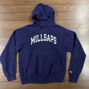 Champion Hoodie - Snygg vintage Champion Hoodie i storlek L!        Använd gärna Köp nu!