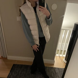 Vit väst - Vit väst från Asos. Bra skick. Pris är diskuterbart. Köparen står för frakten. Hör av dig för mer information /bilder🤍