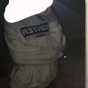 Mysig vit hoodie  - Säljer min vita hoodie som jag köpte på Gina för något år sedan. Sparsamt använd och säljer då det är fel storlek. Har för mig den inte går att få tag på längre. Storlek: Medium