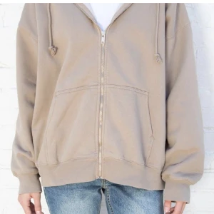 brandy melville kofta - beige brandy melville kofta, ganska oversize men super fin färg och är mjuk och varm. säljer då den inte kommer till någon användning och inte är min stil längre. köpte för 400kr men säljer för 280kr!!