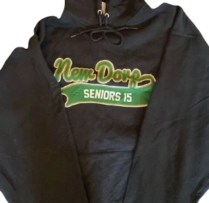 Huvtröja - Huvtröja i mörkblått/svart. Finns tryck på framsidan och baksidan. Köpt för 150kr på plick, aldrig använd av mig. Säljer för 80kr + frakt. Storlek XL/L