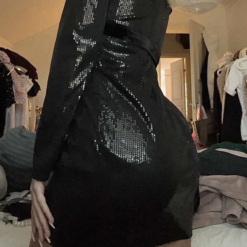 SUPERFIN paljettklänning från Nelly i strl 34 med prislappen kvar! Klänningen går omlott & framhäver kroppen!🥰 helt oanvänd❣️ jag är 171 cm lång!. Klänningar.