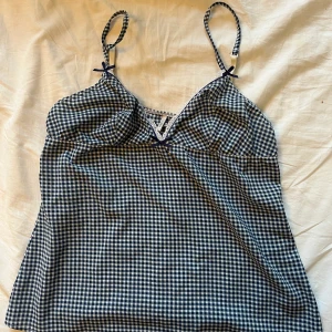 Gulligt linne  - Gulligt linne med justerbara straps och fina rosetter💓🧚‍♂️🎀kan posta! 