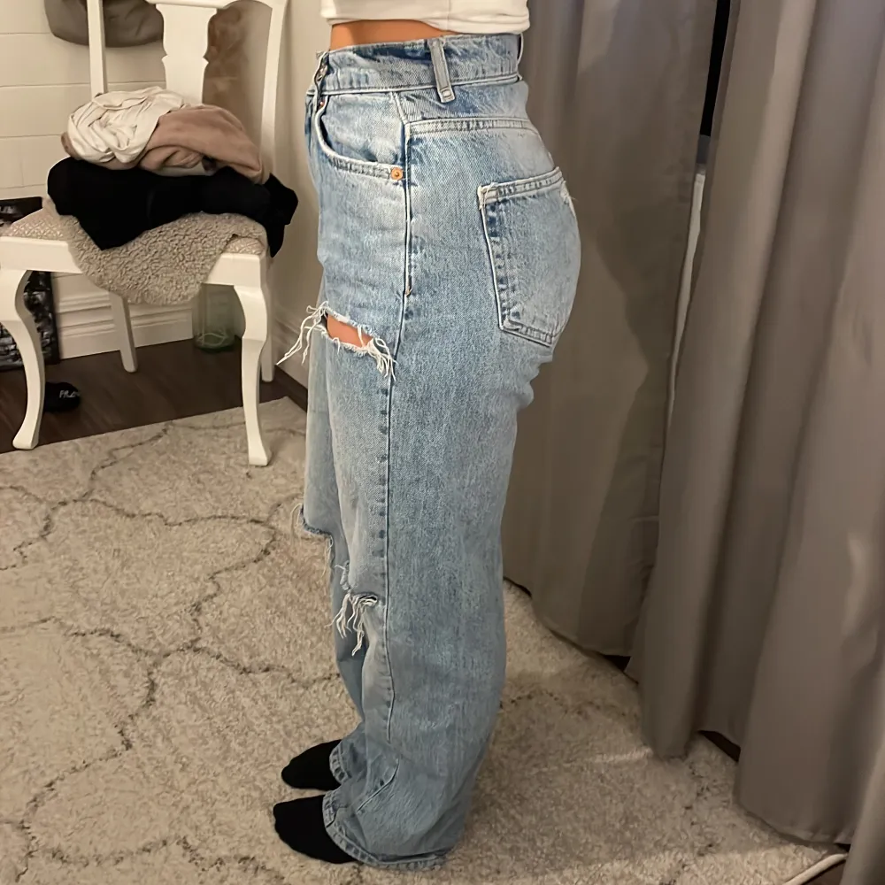 Mörkblå jeans knappt använda. Lite slitningar/hål på benen . Jeans & Byxor.