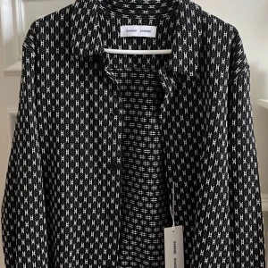 Samsøe & Samsøe skjorta - Samsøe & Samsøe skjorta i lite tjockare matrial! Helt oanvänd :)