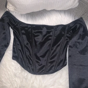 Satin korsettröja från Bik Bok  - Denna har jag aldrig använt och prislappen finns kvar.
