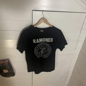 Ramones T-shirt i S. Bra skick