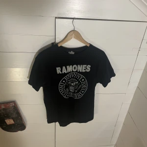 Ramones - Ramones T-shirt i S. Bra skick