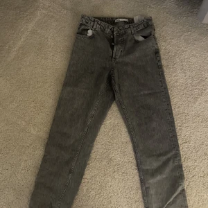 Gråa jeans - Jeans i grå färg från zara. Aldrig använt. 
