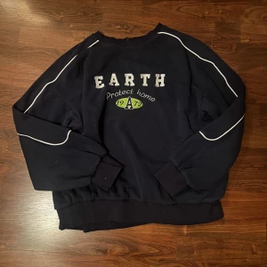 Vintage sweatshirt  - Supersöt sweatshirt som är väldigt mjuk o skön!  Storleken är lite oklar men skulle gissa på L. Endast testad. 