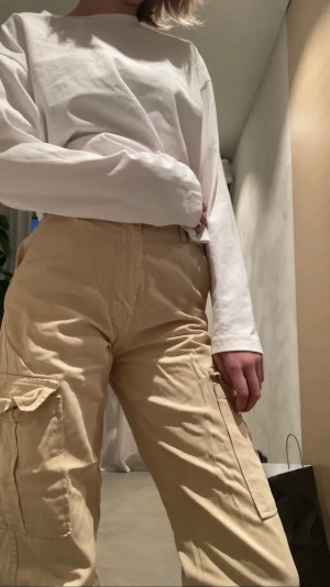 Trendiga beiga cargo byxor  - Ett par jätte snygga trendiga Cargo byxor. Har knappt använt och är i jätte bra kvalitet. Säjer för de inte riktigt är min stil