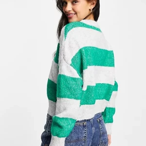 randig stickad tröja - randig stickad tröja från pull and bear. slutsåld och går inte att köpa längre. prislappen sitter fortfarande kvar, och den är i toppen skick. 