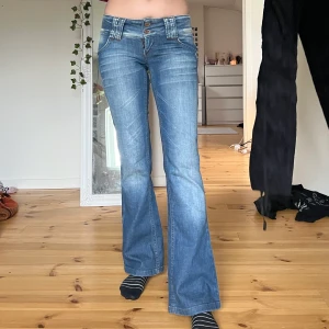 Lågmidjade byxor  - Säljer dessa fina lågmidjade byxor från Vero Moda! Jeansen är i jätte fin sick. Innerbenslängd: 73cm midjemått: 74cm. Jag är 167cm lång❤️