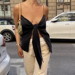 Djerf Avenue topp Ash - Ash topp från Djerf Avenue. Svart, väldigt fint skick. Använd några gånger i Spanien i sommras.