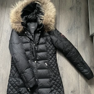 Vinterjacka Rockandblue - Säljer en vinterjacka i svart färg storlek 38  Skick som ny , använd fåtal gånger 