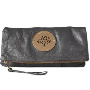Mulberry leather clutch bag. Inkl axelrem.  Höjd 30 cm Längd 31 cm 