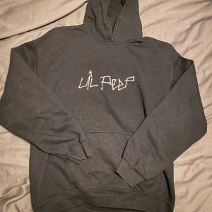 säljer min lil peep hoodie för har lämnat min emo era bakom mig 😔 inga hål eller fläckar 🤘