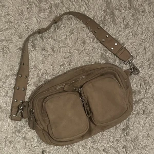 Gina trosor väska - Väskan är 25cm längd och 15 cm höjd 