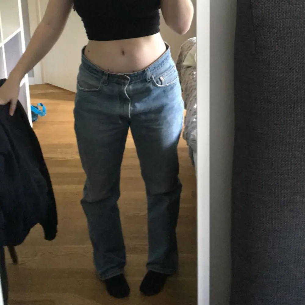 säljer dessa levisjeans då de inte kommer till användning längre. skriv för vidare frågor eller bilder. köpare står för frakt!💌. Jeans & Byxor.