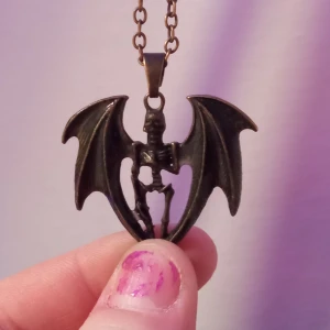 Jätte sexigt halsband - Ett jättesnyggt halsband som lyser i mörkret, skit snygg om du har lite emo alt stil men passa nog me det mesta 