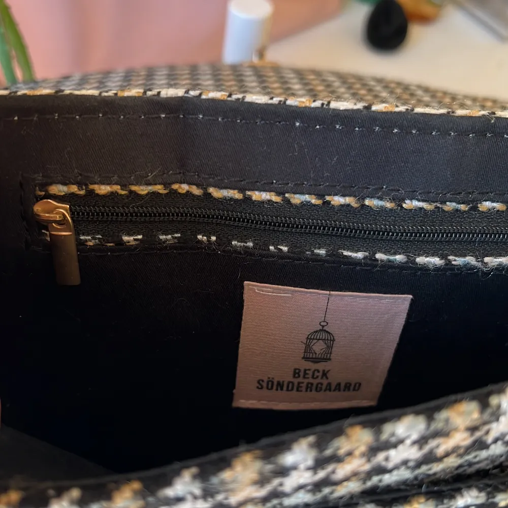 Jag säljer min fina Becksöndergaard väska som är använd ett antal gånger men är i jättebra skick!🥰Den har justerbar axel!! Köpt på NK i Göteborg och nypris är 1500 kr! Skriv för fler bilder💕💕. Väskor.