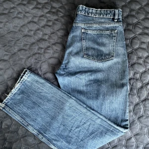 Zara straight leg mig rise jeans - säker dess superfina mörkblå jeansen ifrån Zara, knappt använda🤍(strl 42 men passar mig som har strl 38/40 i andra jeans)