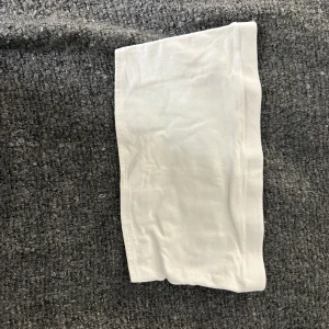 Tubtopp  - Tubtopp. Aldrig använt! Kan även användas under vita kläder som kanske är lite tajta eller genomskinliga. Bud gärna med eget prisförslag! Vid köp av flera saker kan jag möjligtvis fixa paketpris så fråga! Kan träffas/frakt 11 kr