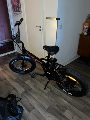 Elcykel  - Ny elcykel, använd vid 2 tillfällen, köpt för 1 månad sedan. Max hastighet 25 km/h, 7 växlar, feta däck.