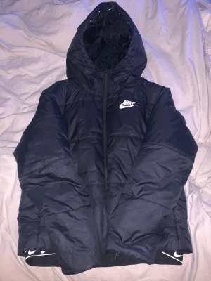 Nike jacka  - Vinterjacka från Nike i storlek L. Passar både män och kvinnor. Använd några gånger men annars nyskick. Nypris ca.1300kr men jag säljer min för 650kr