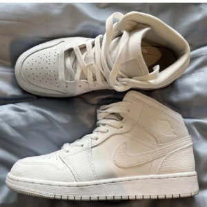 Jordans  - Vita jordans använda fåtal gånger men behöver putsas till!  inköpta för 1500 kr säljer för 300! 