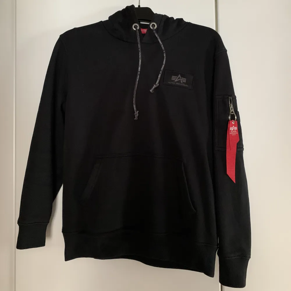 Supersnygg hoddie som jag tyvärr säljer då denna är för liten på mig. Nypris 1000kr. Tröjor & Koftor.