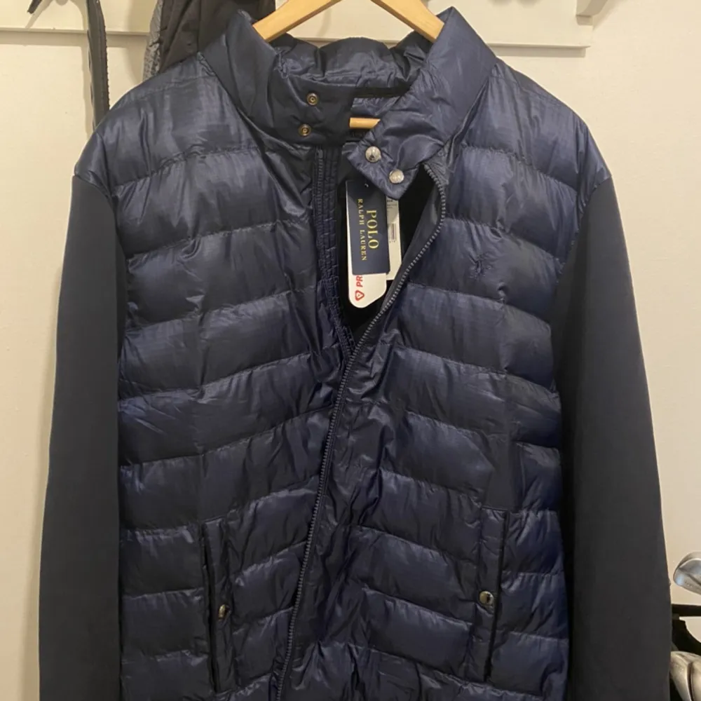 Storlek XL. Ny. Ovh pris 200£ + frakt. Navyblue. Kan skicka flera bilder ifall det behövs!. Jackor.