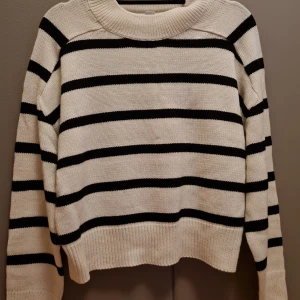 Stickad tröja - Randig stickad tröja som it kommer till användning Köpt för 250 o säljer för 80+frakt💗