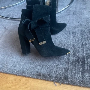 Ted Baker stövletter  - Ted Vaker stövletter i strl 38. Jättebra skick. Svart mocka. 