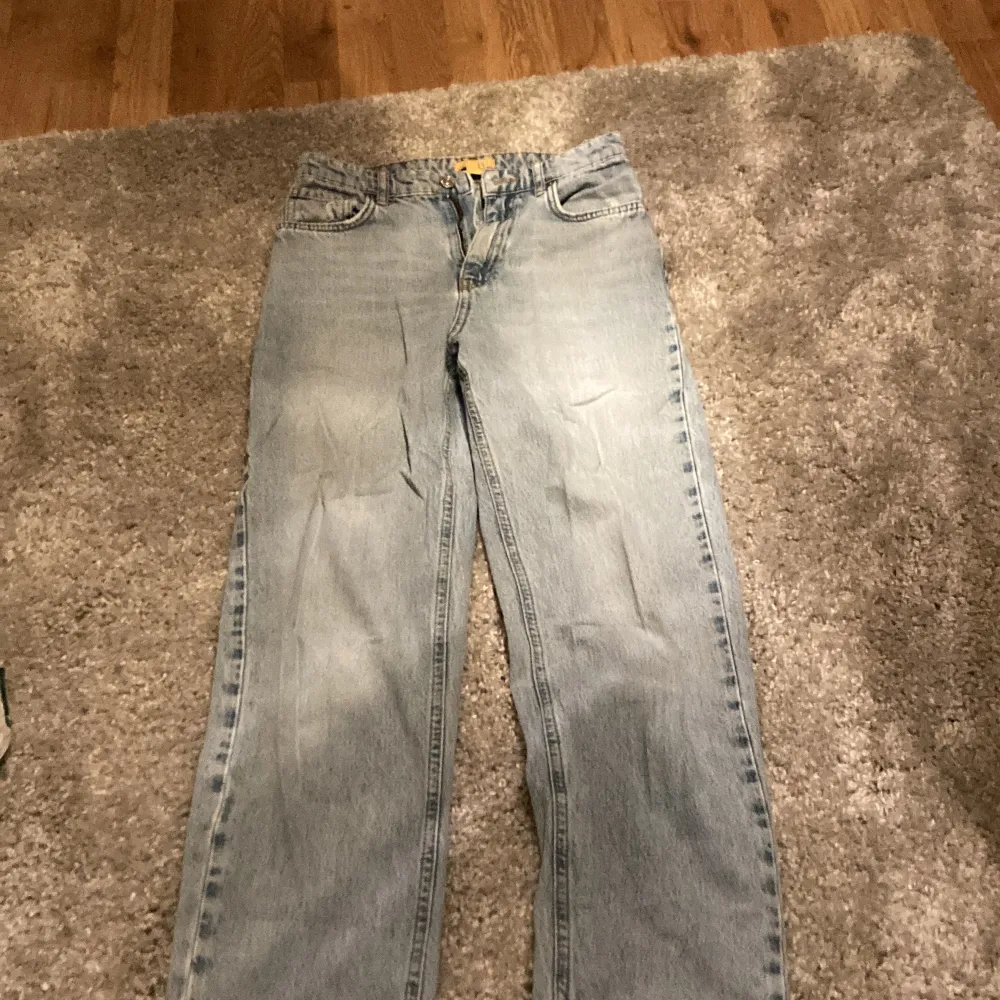 blåa jeans från Gina tricot med hög midja , slit vid insida fot och storlek 158. säljer eftersom dem är för små på mig. . Jeans & Byxor.