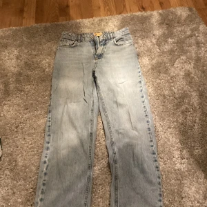 staright jeans med slits vid insida av foten - blåa jeans från Gina tricot med hög midja , slit vid insida fot och storlek 158. säljer eftersom dem är för små på mig. 