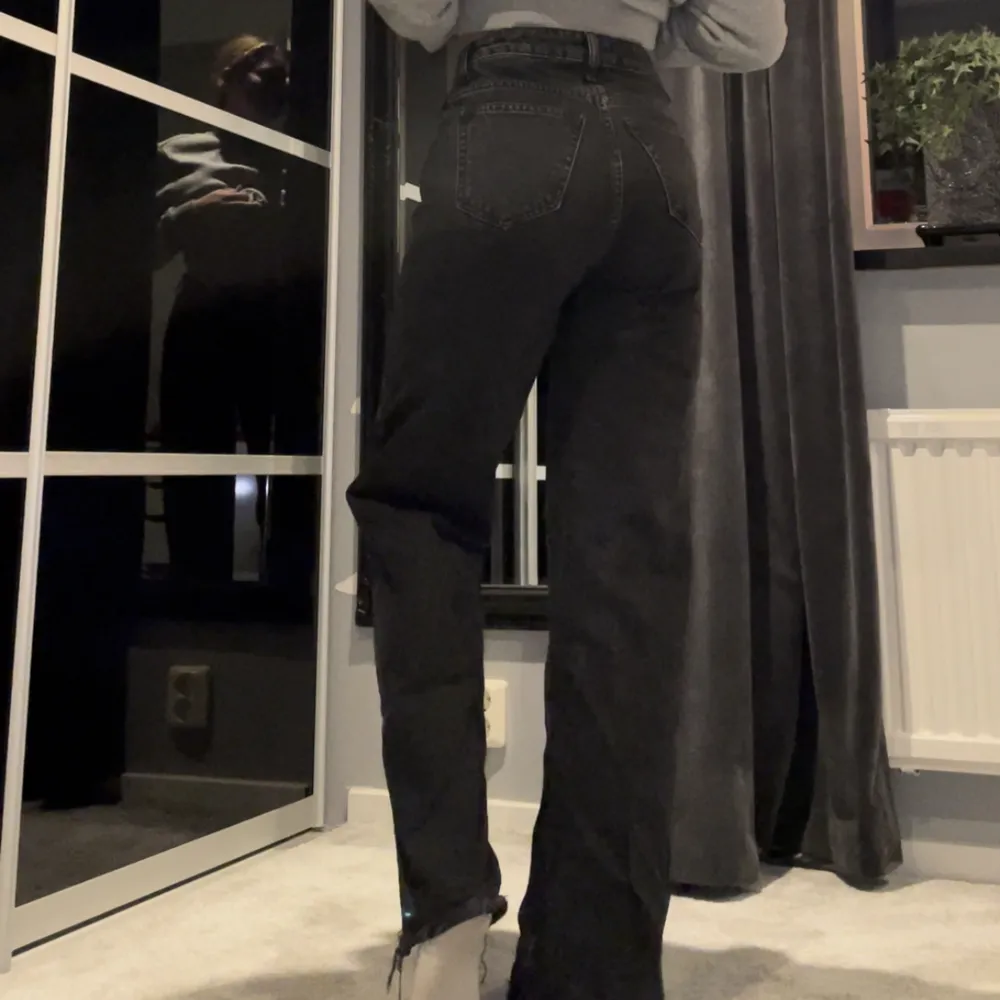 Svarta jeans från lager 157, säljs pga gillar ej passformen längre. Har klippt av dom i längden själv.  Stl xs (jag är 161cm lång) . Jeans & Byxor.