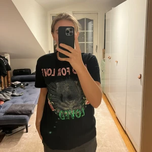 Gucci tröja  - Äkta Gucci köpt i Stockholm.  Säljs för :1100 kr  