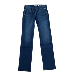 (LÅNADE BILDER)  Säljer mina skit snygga replay jeans som är köpta från Vestiaire Collective men är tyvärr för små för mig. Det är storlek W26 & L32 och är i modellen bootcut jeans.  Frakten är inte inkluderad i priset!