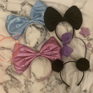 Dolly Style saker - Här är ett nytt inlägg med dem DS sakerna som jag har kvar, + har även hollys peruk & marielles peruk.             🚫OBS 🚫SÅLT: HOLLYS STORA ROSETT, PANDA TRÖJA, POLLYS STARCLIP, HOLLYCORN, POLLYS STORA GLITTER ROSETT, POLLYS LILA DIADEM, HOLLYS KJOL