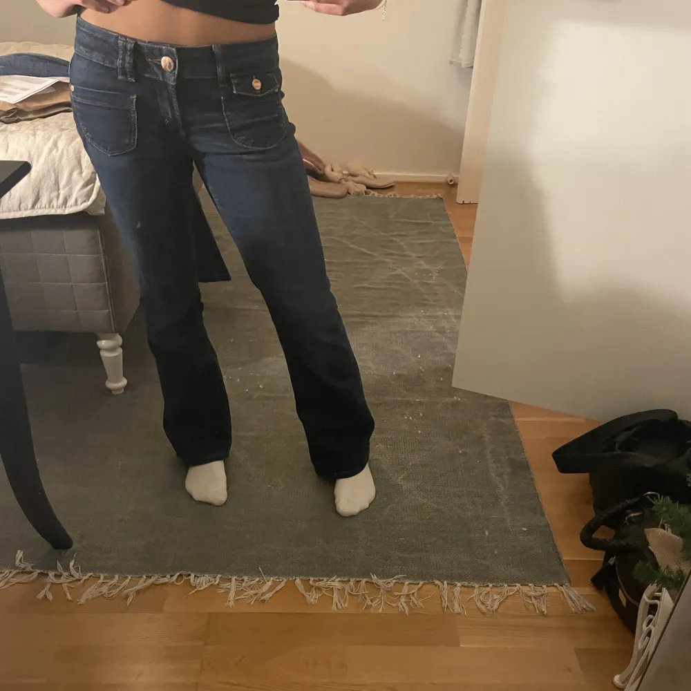 Fina lågmidjade jeans som aldrig kommer till användning längre. Jeans & Byxor.