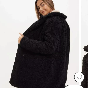 Svart Teddykappa  - Varm teddyjacka köpt från Nelly. Orginalpriset är 749 kr men säljer den för 250 kr. Storlek XS men jag kan ha den som är storlek S.  Den är i bra skick förutom att den här lappen man hänger upp den med gick av (se tredje bilden)