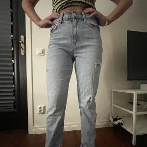 Gina jeans - Jeans från Gina med slits på insidan, storlek 38!!