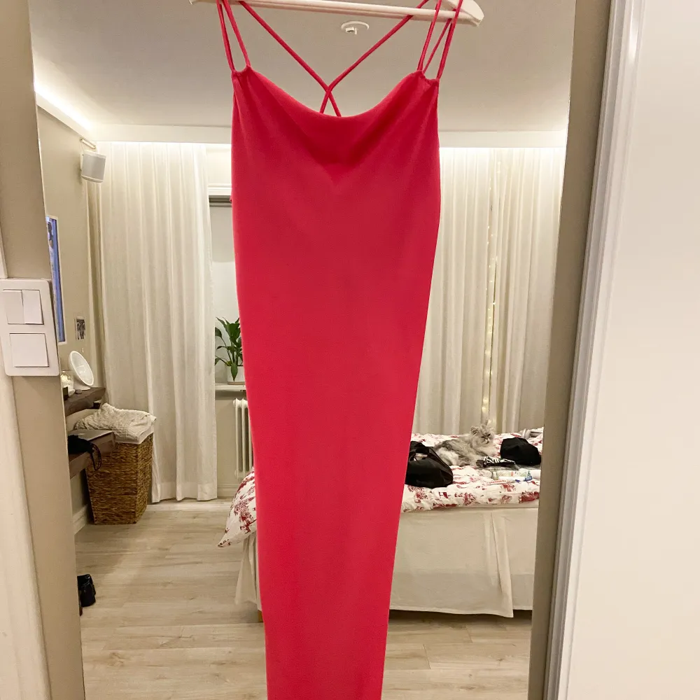 Jättefin rosa långklänning ifrån Zara perfekt till bal💓den perfekta rosa färgen som man ser brun ut i! har ett litet sträck från en tråd vid benen som man inte tänker på (första bilden är en liknande klänning för att se hur den sitter på) använd en gång. Klänningar.