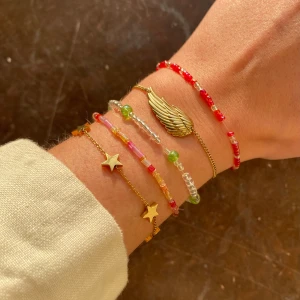 @glasbruk.uf - Kika in @glasbruk.uf på instagram eller Plick för pärlarmband gjorda av återanvända glaspärlor!🫶