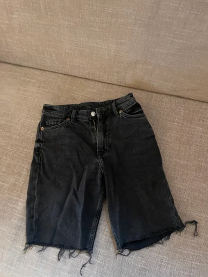 jeans shorts  - säljer dessa coola lite längre skjorts i en urtvättad svart modell! de är köpta ifrån monki för mer än ett år sen men är knappt använda! köpta för ungefär 200kr men säljs för 65kr+frakt! säljs för att de inte kommer till användning längre🖤