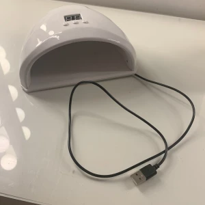 Uv och led lampa  - En uv och led lampa som passar perfekt för en nybörjare💞💅🏼perfekt för gel lack. 