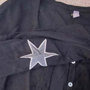 säljer så cool svart kofta med gråa stjärnor på armbågarna! denna tröja är så snygg och populär och söka för att den inte kommer till användning längre! köptes för ca 200kr men säljs för 75kr+frakt!🖤