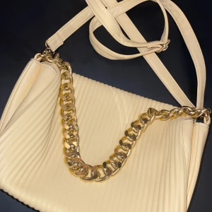 Väska - Säljer denna fina gula väskan som har använts några gånger. Köpt på primark 