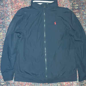 Ralph lauren jacka Stl L  - Säljer min gamla polo jacka då den e för liten. Den är barnstorlek Large